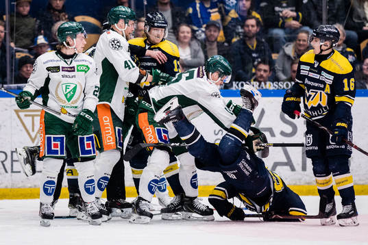 Färjestads Ilari Melart och Gustav Rydahl  i gruff med