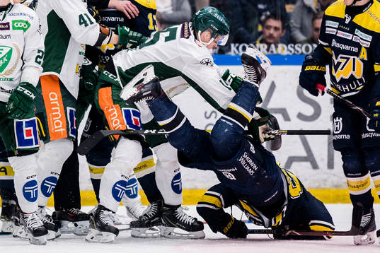 Färjestads Ilari Melart och Gustav Rydahl  i gruff med