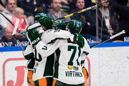 Färjestads Sebastian Erixon jublar tillsammans lagkamrater