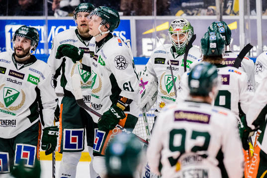 Färjestads målvakt Markus Svensson jublar med lagkamrater