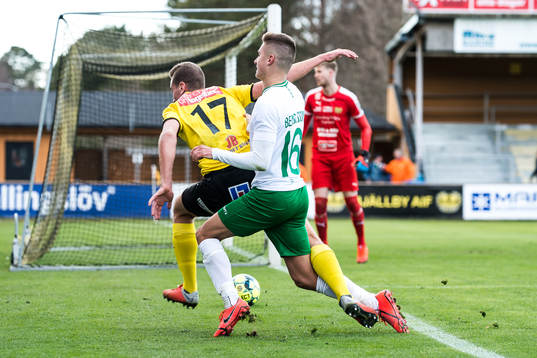 Hammarbys Leo Bengtsson  och Mjällbys Jacob Ottosson 