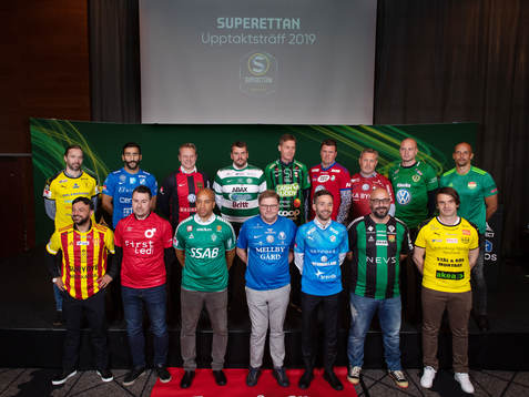  Mjällbys tränare Milos Milojevic, Norrbys tränare Mohammed Ali Khan, Brommapojkarnas tränare Roberth Björknesjö, Västerås tränare Thomas Gabrielsson, Varbergs målvaktstränare Jonas Gunnarsson, Östers tränare Christian Järdler, Örgrytes tränare Thomas Askebrand, Jönköpings tränare Andreas Brännström och Dalkurds tränare Paul Olsson. Nedre raden från vänster: Syrianskas tränare Korosh Hatami, Degerfors tränare Stefan Jacobsson, Brages tränare Kleber Saarenpää, Trelleborgs tränare Peter Swärdh, Halmstads tränare Igor Krulj, Gais tränare Bosko Orovic och Frejs tränare Lukas Syberyjski poserar för en gruppbild under upptaktsträffen för Superettan den 25 mars 2019 i Göteborg.