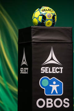 Ett ställ med en fotboll på