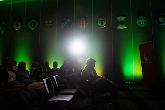 Klubbmärken på väggen