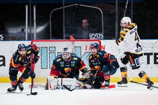 Djurgårdens Mattias Guter, målvakt Adam Reideborn,