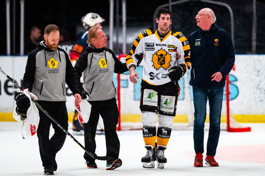 Skellefteås Bud Holloway lämnar isen