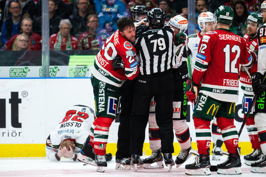 Malmö Redhawks Jens Olsson har ont medan Frölundas Joel