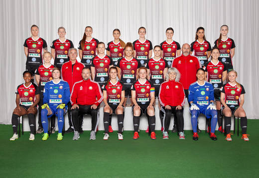  Linnea Prambrant, Lina Larsson, Felicia Edgren, Irma Jusanovic, Sarah Gorham, Anna Larsson, Mona Chahrour, Stina Thomsen. Mittenledet från vänster: Evelina Klasson, materialförvaltare Lennart Täng, Ebba Handfast, Taylor Townsend, Sandra Lagerbratt, målvaktstränare Per Lovborn, Moa Heinulf. Sittande från vänster: Kendra Prince, Sara Alexandersson, tränare Andreas Gustavsson, Maja Green, Caroline Olsson, lagledare Catarina Källgren, Gabriella Batmani, Karin Kronberg.