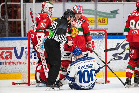 Moras Adam Massuhr och Leksands Martin Karlsson   framför