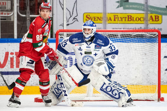 Moras Spencer Abbott och Leksands målvakt Axel Brage