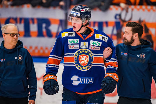 Växjös Filip Cederqvist får hjälp av isen