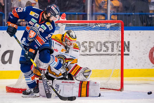 Växjös Roman Horak oroar framför Luleås målvakt Joel