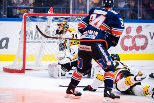 Växjös Brendan Shinnimin gör 3-2 bakom Luleås målvakt
