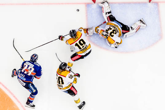 Växjös Roman Horak oroar vid Luleås målvakt Joel