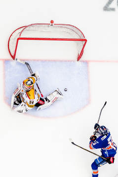 Växjös Dominik Bokk gör mål 3-2 bakom Luleås målvakt