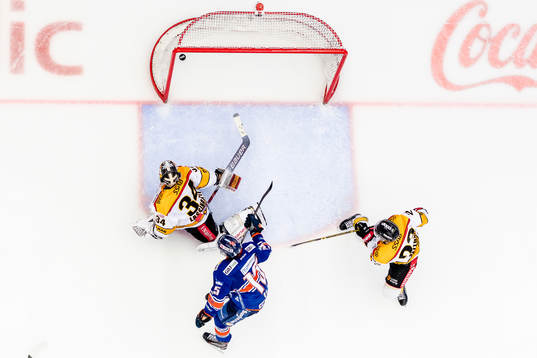 Växjös Dominik Bokk gör mål 3-2 bakom Luleås målvakt