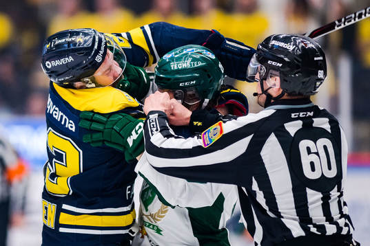 s Robin Figren och Färjestads Oskar Steen i bråk