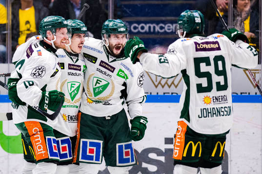 Färjestads Jesse Virtanen jublar med lagkamrater