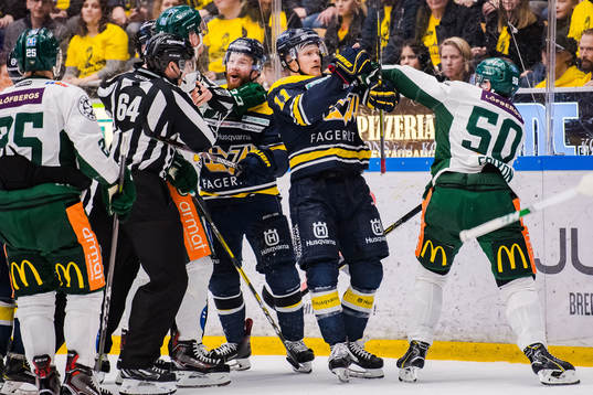 s Simon Önerud och Färjestads Sebastian Erixon i bråk