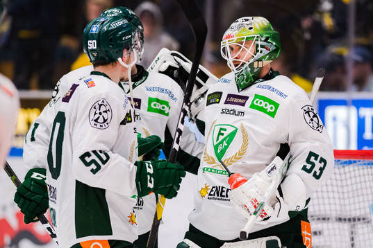 Färjestads målvakt Markus Svensson jublar med lagkamrater