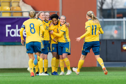Sveriges Evelina Duljan jublar tillsammans med  Ellen Schampi, Matilda Eriksson Kristell och Felicia Saving efter att gjort 0-1