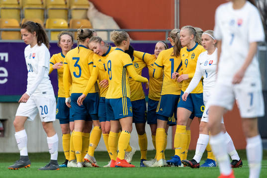 Sveriges Evelina Duljan (skymd i bild) kramas om av lagkamraterna efter att gjort 0-1