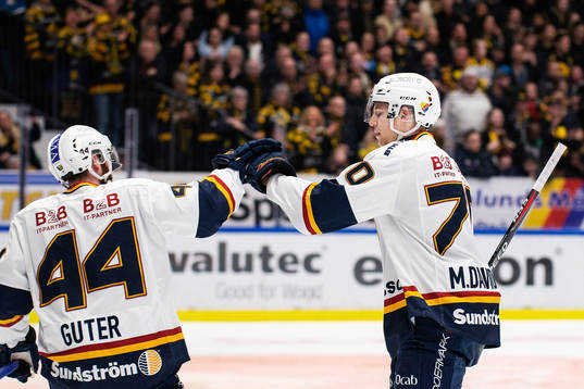 Djurgårdens Marcus Davidsson och Mattias Guter jublar