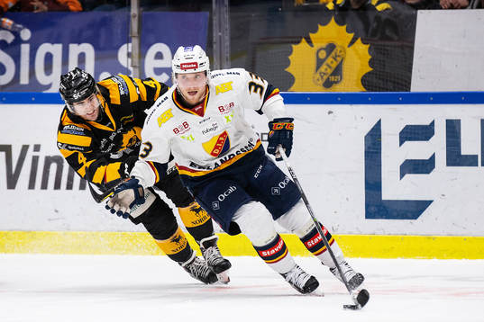 Djurgårdens Linus Hultström och Skellefteås Bud Holloway