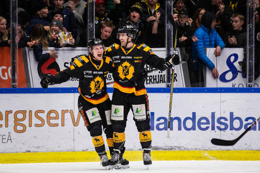 Skellefteås Mathis Olimb och Bud Holloway jublar