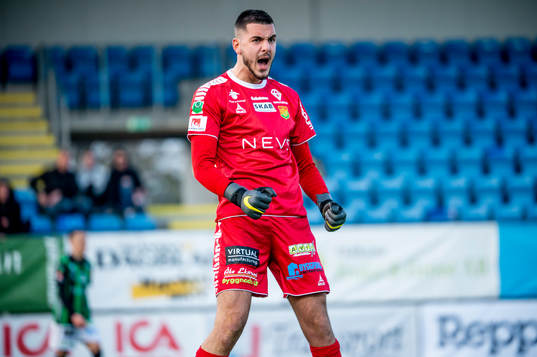 GAIS målvakt Marko Johansson jublar