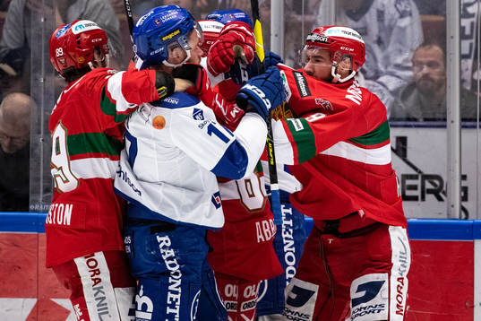 Leksands Martin Karlsson   och Moras Ryan Johnston och