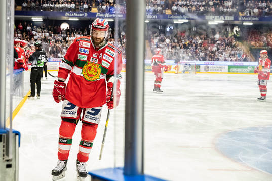 Moras Andrew Rowe lämnar isen