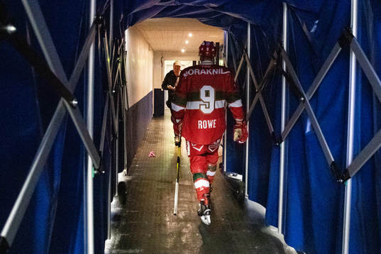 Moras Andrew Rowe av isen