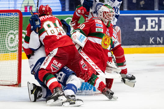 Moras Ryan Johnston tacklar Leksands Jesper Ollas framför