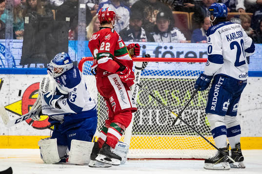 Leksands målvakt Axel Brage och Moras Matt Bailey och