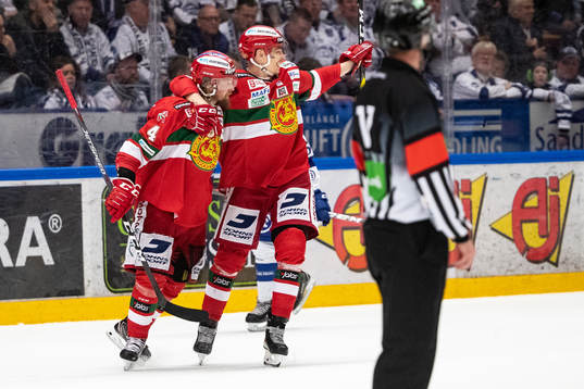 Moras Viktor Amnér jublar