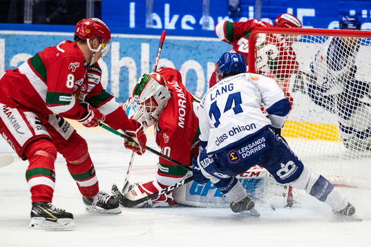 Moras Robin Johansson och målvakt Janne Juvonen och