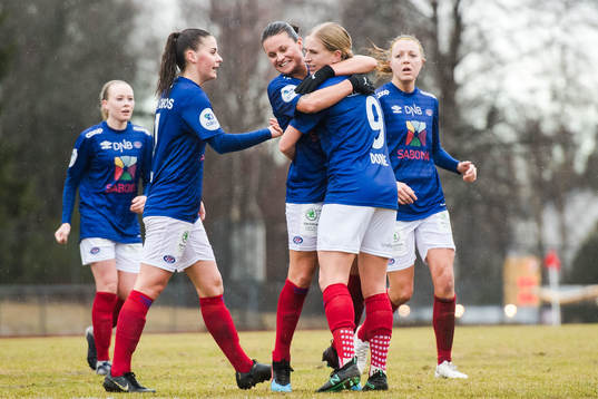 Natasha Khalila Dowie of Vålerenga celebrates with teammates after 1-1