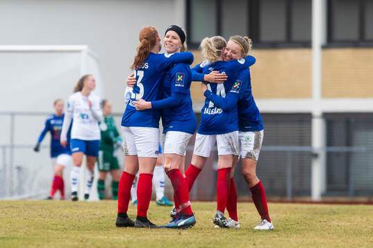 Stine Pedersen, Ingrid Katrine Søndenå, Tina Dalgård and Maruschka Waldus of Vålerenga celebrate