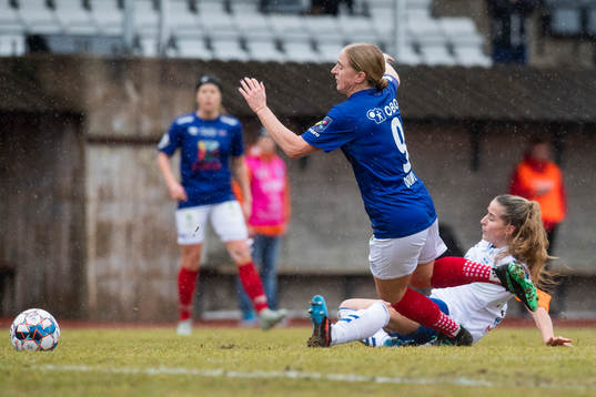 Natasha Khalila Dowie of Vålerenga and Sigrid Heien Hansen of Kolbotn