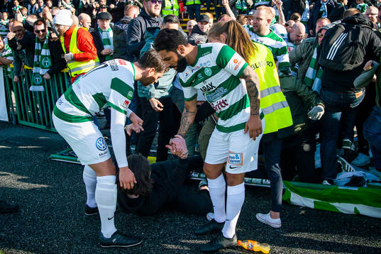 Västerås Stefan Batan och Carlos Gaete Moggia hjälper en