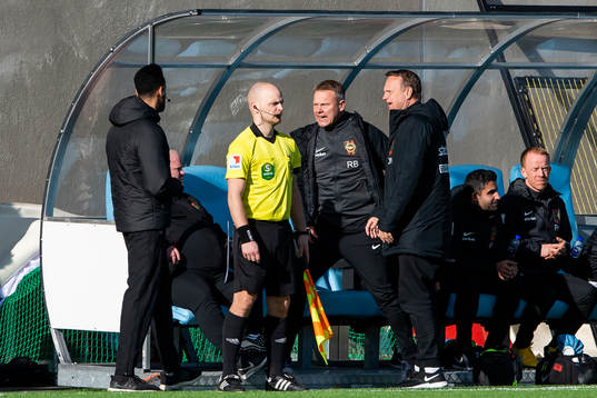 Brommapojkarnas tränare Roberth Björknesjö i diskussion