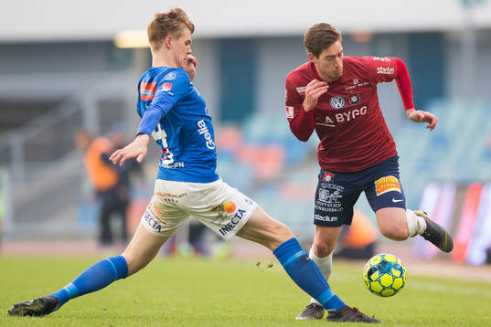 Norrbys Didric Andersson tacklar Örgrytes Victor Sköld