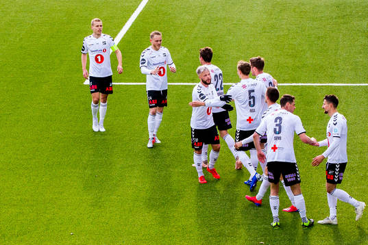 Steffen Hagen, Fredrik Lund Nordkvelle, Sander Svendsen and the players of Odd celebrate the 1-1 goal