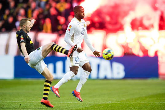 s Sebastian Larsson i kamp om bollen med Östersunds Isak