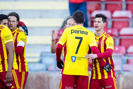 Syrianskas Mauricio Albornoz (h) gör 1-1 och gratuleras av