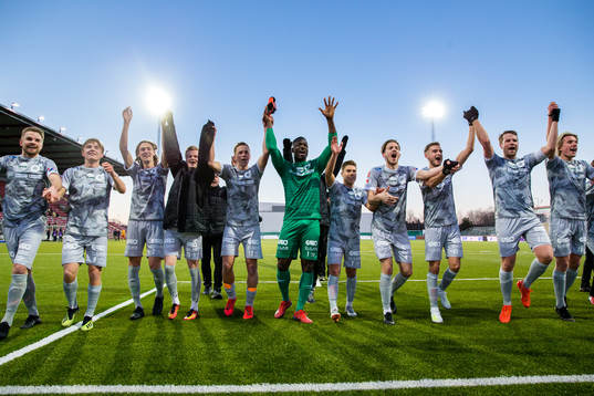 Degerfors spelare jublar med fansen