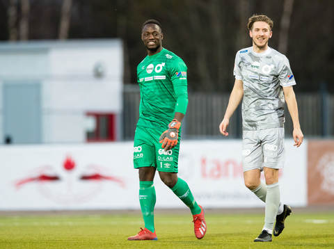 Degerfors målvakt Ismael Diawara och Daniel Janevski ser glada ut