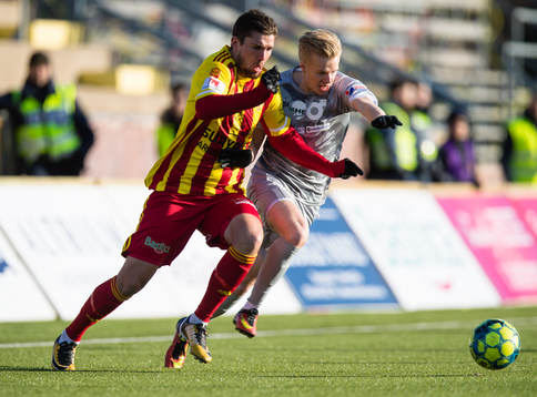 Syrianskas Steven Franck Ribery i kamp om bollen med