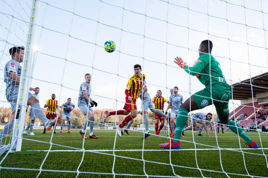 Syrianskas Mauricio Albornoz nickar in 1-1 bakom Degerfors